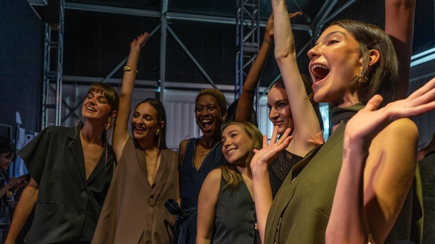 Santosia: Debut cautivó con moda mexicana, elegancia y funcionalidad